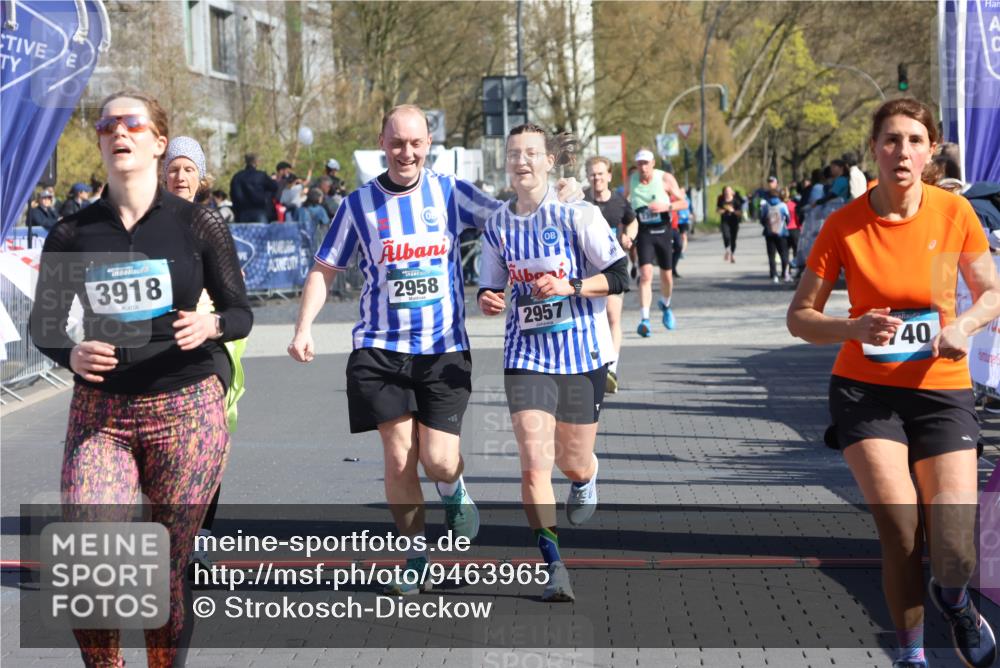 12.04.2026 - 45. Internationalen Wilhelmsburger Insellauf Strokosch-Dieckow http://msf.ph/oto/9463965 12.04.2026 10:54:30 Ziel 2606, 3918, 5740, 2958, 2957, 2895 meine-sportfotos.de