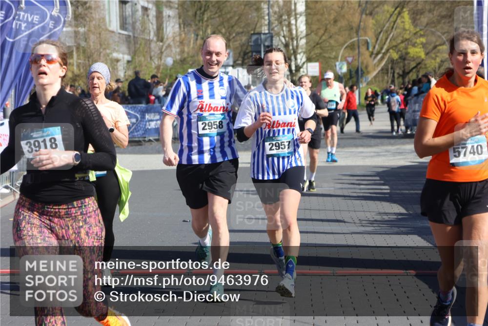 12.04.2026 - 45. Internationalen Wilhelmsburger Insellauf Strokosch-Dieckow http://msf.ph/oto/9463976 12.04.2026 10:54:31 Ziel 3918, 5740, 2958, 2957, 2895 meine-sportfotos.de