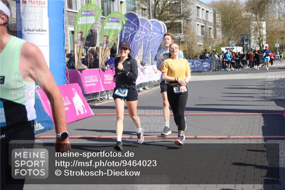 12.04.2026 - 45. Internationalen Wilhelmsburger Insellauf Strokosch-Dieckow http://msf.ph/oto/9464023 12.04.2026 10:54:43 Ziel 2399, 3580, 3596, 4131 meine-sportfotos.de
