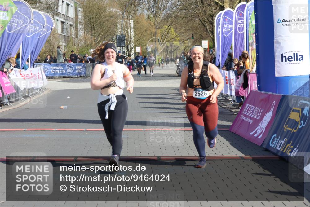12.04.2026 - 45. Internationalen Wilhelmsburger Insellauf Strokosch-Dieckow http://msf.ph/oto/9464024 12.04.2026 11:14:07 Ziel 2527, 2526 meine-sportfotos.de