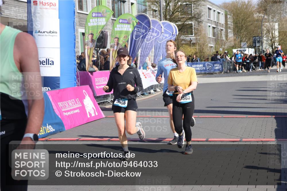 12.04.2026 - 45. Internationalen Wilhelmsburger Insellauf Strokosch-Dieckow http://msf.ph/oto/9464033 12.04.2026 10:54:44 Ziel 3580, 3596, 4131 meine-sportfotos.de