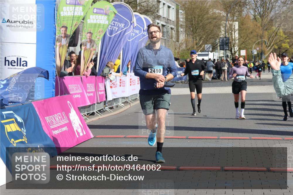 12.04.2026 - 45. Internationalen Wilhelmsburger Insellauf Strokosch-Dieckow http://msf.ph/oto/9464062 12.04.2026 11:14:19 Ziel 2726, 2410, 3330 meine-sportfotos.de