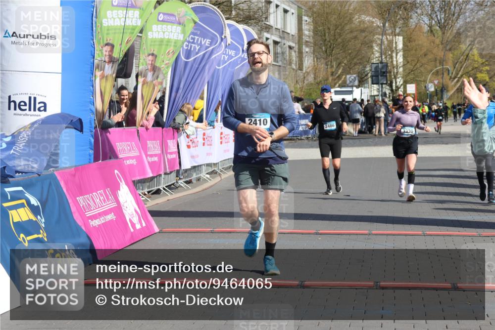 12.04.2026 - 45. Internationalen Wilhelmsburger Insellauf Strokosch-Dieckow http://msf.ph/oto/9464065 12.04.2026 11:14:19 Ziel 2726, 2410, 3330 meine-sportfotos.de