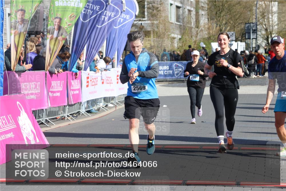 12.04.2026 - 45. Internationalen Wilhelmsburger Insellauf Strokosch-Dieckow http://msf.ph/oto/9464066 12.04.2026 10:54:53 Ziel 2569, 4389, 4390, 2701 meine-sportfotos.de
