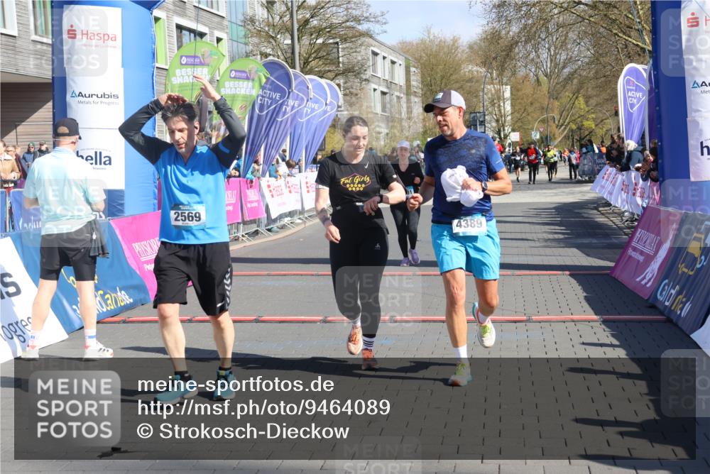 12.04.2026 - 45. Internationalen Wilhelmsburger Insellauf Strokosch-Dieckow http://msf.ph/oto/9464089 12.04.2026 10:54:55 Ziel 2569, 4389, 4390, 2701 meine-sportfotos.de