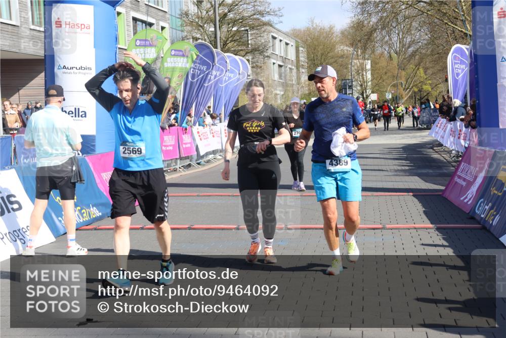 12.04.2026 - 45. Internationalen Wilhelmsburger Insellauf Strokosch-Dieckow http://msf.ph/oto/9464092 12.04.2026 10:54:55 Ziel 2569, 4389, 4390, 2701 meine-sportfotos.de