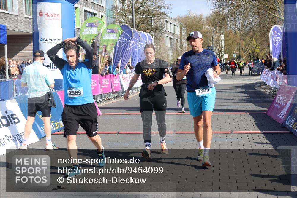12.04.2026 - 45. Internationalen Wilhelmsburger Insellauf Strokosch-Dieckow http://msf.ph/oto/9464099 12.04.2026 10:54:55 Ziel 2569, 4389, 4390, 2701 meine-sportfotos.de