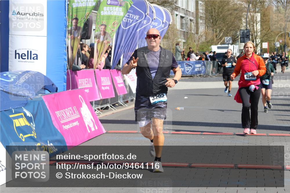 12.04.2026 - 45. Internationalen Wilhelmsburger Insellauf Strokosch-Dieckow http://msf.ph/oto/9464116 12.04.2026 11:14:36 Ziel 3202, 4548, 2404 meine-sportfotos.de