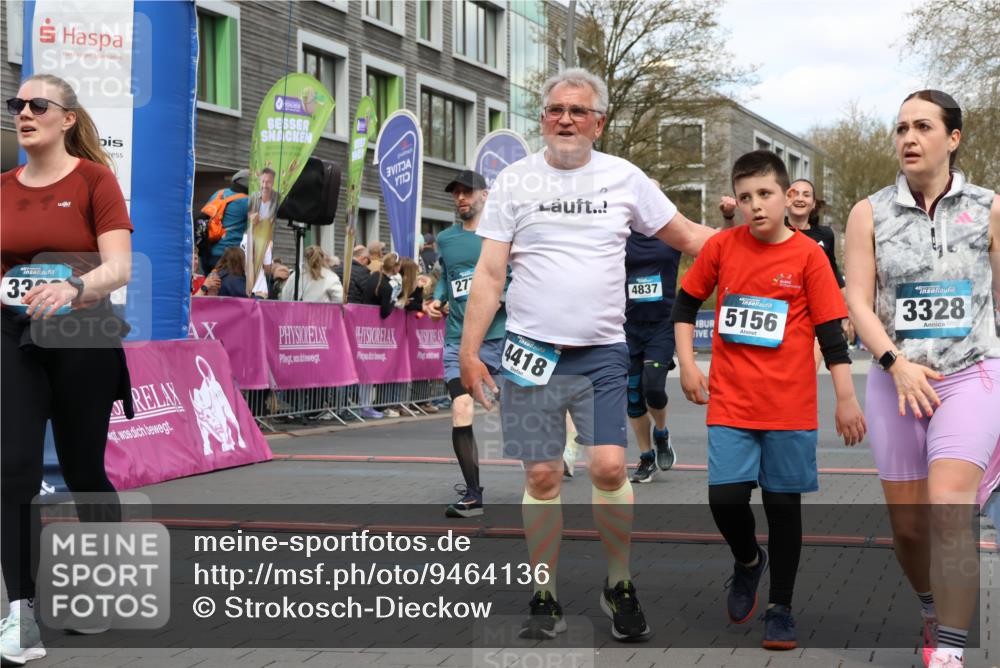 12.04.2026 - 45. Internationalen Wilhelmsburger Insellauf Strokosch-Dieckow http://msf.ph/oto/9464136 12.04.2026 13:15:21 Ziel 4111, 3306, 3328, 2772, 5348, 4837, 4838, 4669 meine-sportfotos.de