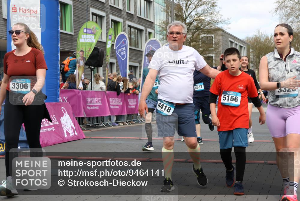 12.04.2026 - 45. Internationalen Wilhelmsburger Insellauf Strokosch-Dieckow http://msf.ph/oto/9464141 12.04.2026 13:15:21 Ziel 4111, 3306, 3328, 2772, 5348, 4837, 4838, 4669 meine-sportfotos.de