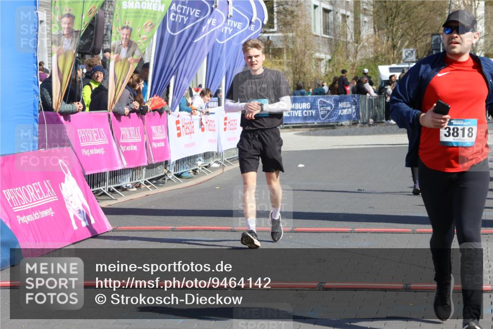 12.04.2026 - 45. Internationalen Wilhelmsburger Insellauf Strokosch-Dieckow http://msf.ph/oto/9464142 12.04.2026 10:55:12 Ziel 3818, 4711, 2088 meine-sportfotos.de