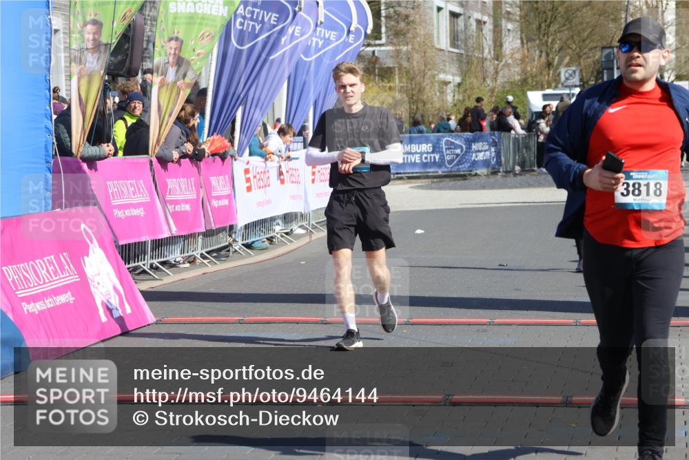 12.04.2026 - 45. Internationalen Wilhelmsburger Insellauf Strokosch-Dieckow http://msf.ph/oto/9464144 12.04.2026 10:55:12 Ziel 3818, 4711, 2088 meine-sportfotos.de