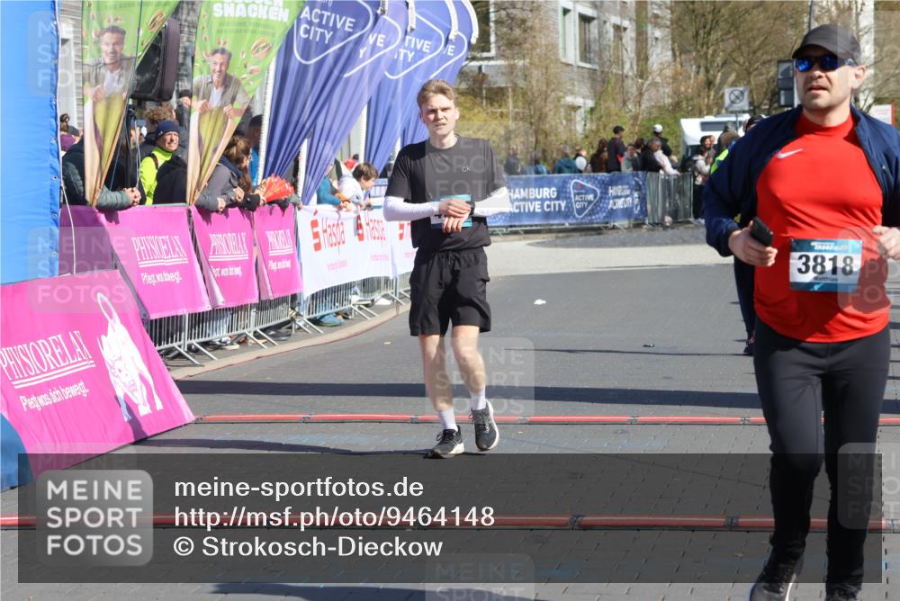 12.04.2026 - 45. Internationalen Wilhelmsburger Insellauf Strokosch-Dieckow http://msf.ph/oto/9464148 12.04.2026 10:55:12 Ziel 3818, 4711, 2088 meine-sportfotos.de