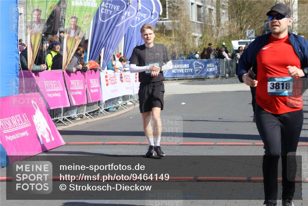 12.04.2026 - 45. Internationalen Wilhelmsburger Insellauf Strokosch-Dieckow http://msf.ph/oto/9464149 12.04.2026 10:55:12 Ziel 3818, 4711, 2088 meine-sportfotos.de