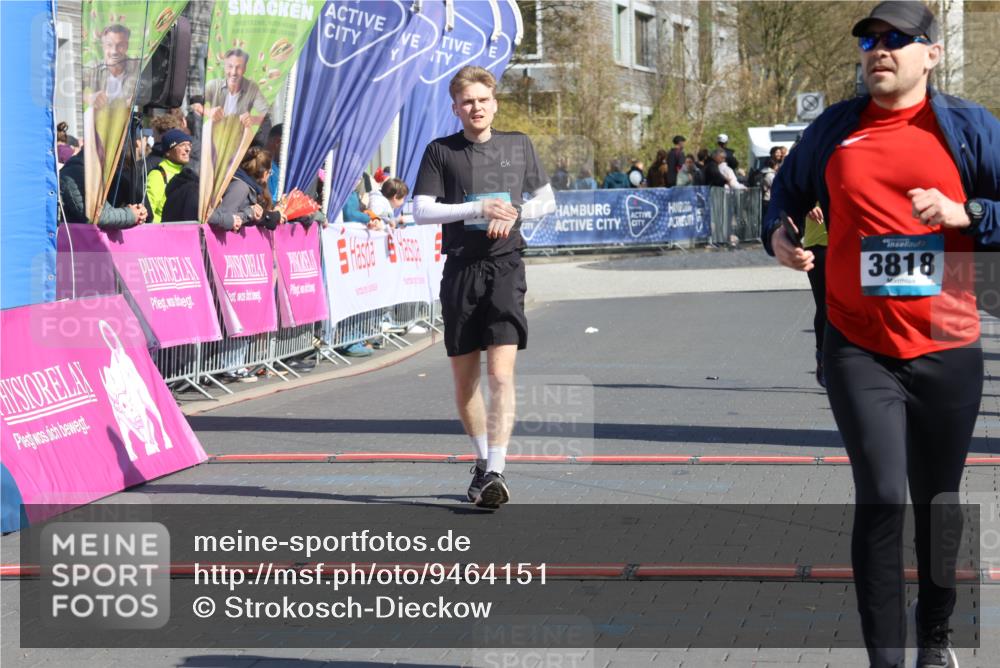 12.04.2026 - 45. Internationalen Wilhelmsburger Insellauf Strokosch-Dieckow http://msf.ph/oto/9464151 12.04.2026 10:55:12 Ziel 3818, 4711, 2088 meine-sportfotos.de