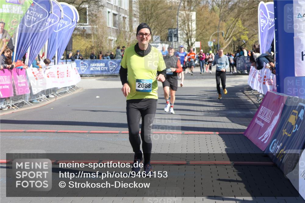 12.04.2026 - 45. Internationalen Wilhelmsburger Insellauf Strokosch-Dieckow http://msf.ph/oto/9464153 12.04.2026 10:55:17 Ziel 2088, 5660, 5317 meine-sportfotos.de