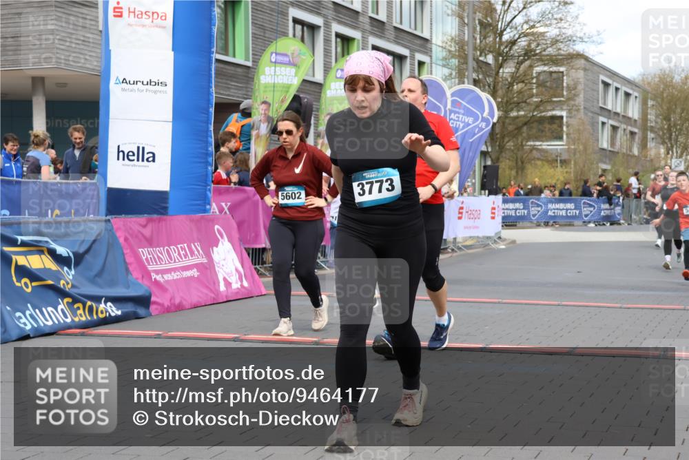 12.04.2026 - 45. Internationalen Wilhelmsburger Insellauf Strokosch-Dieckow http://msf.ph/oto/9464177 12.04.2026 13:15:13 Ziel 3773, 5602, 4960, 4418, 5156, 4111 meine-sportfotos.de