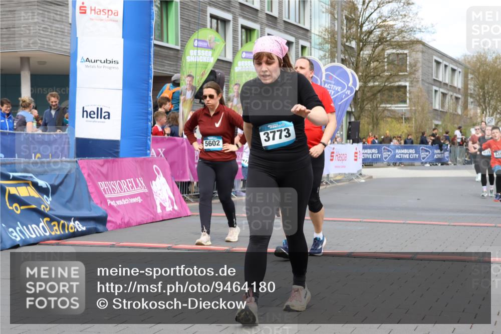 12.04.2026 - 45. Internationalen Wilhelmsburger Insellauf Strokosch-Dieckow http://msf.ph/oto/9464180 12.04.2026 13:15:13 Ziel 3773, 5602, 4960, 4418, 5156, 4111 meine-sportfotos.de