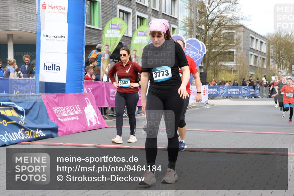 12.04.2026 - 45. Internationalen Wilhelmsburger Insellauf Strokosch-Dieckow http://msf.ph/oto/9464184 12.04.2026 13:15:13 Ziel 3773, 5602, 4960, 4418, 5156, 4111 meine-sportfotos.de