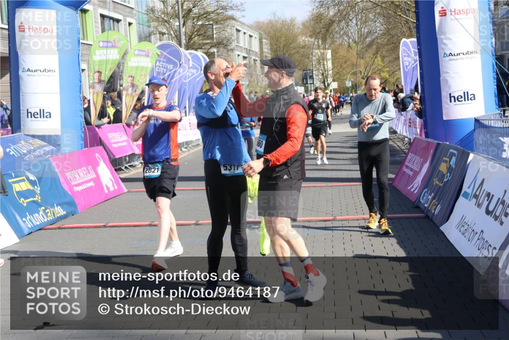 12.04.2026 - 45. Internationalen Wilhelmsburger Insellauf Strokosch-Dieckow http://msf.ph/oto/9464187 12.04.2026 10:55:26 Ziel 2821, 2855, 4585, 2324, 4636, 5006 meine-sportfotos.de