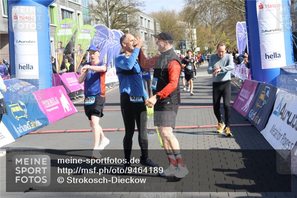12.04.2026 - 45. Internationalen Wilhelmsburger Insellauf Strokosch-Dieckow http://msf.ph/oto/9464189 12.04.2026 10:55:26 Ziel 2821, 2855, 4585, 2324, 4636, 5006 meine-sportfotos.de