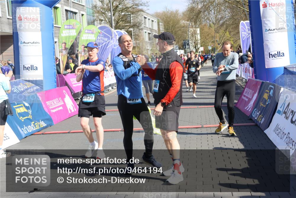 12.04.2026 - 45. Internationalen Wilhelmsburger Insellauf Strokosch-Dieckow http://msf.ph/oto/9464194 12.04.2026 10:55:26 Ziel 2821, 2855, 4585, 2324, 4636, 5006 meine-sportfotos.de