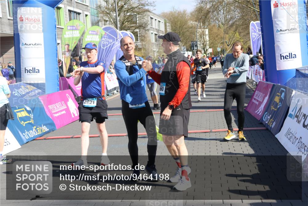 12.04.2026 - 45. Internationalen Wilhelmsburger Insellauf Strokosch-Dieckow http://msf.ph/oto/9464198 12.04.2026 10:55:26 Ziel 2821, 2855, 4585, 2324, 4636, 5006 meine-sportfotos.de