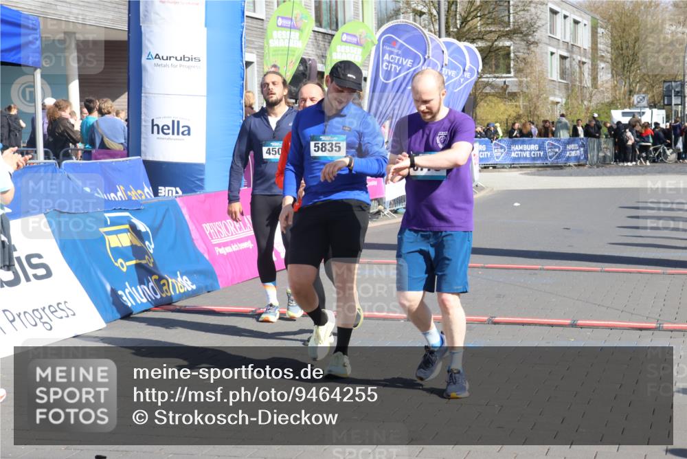 12.04.2026 - 45. Internationalen Wilhelmsburger Insellauf Strokosch-Dieckow http://msf.ph/oto/9464255 12.04.2026 10:55:47 Ziel 5773, 5835, 5268, 4500 meine-sportfotos.de