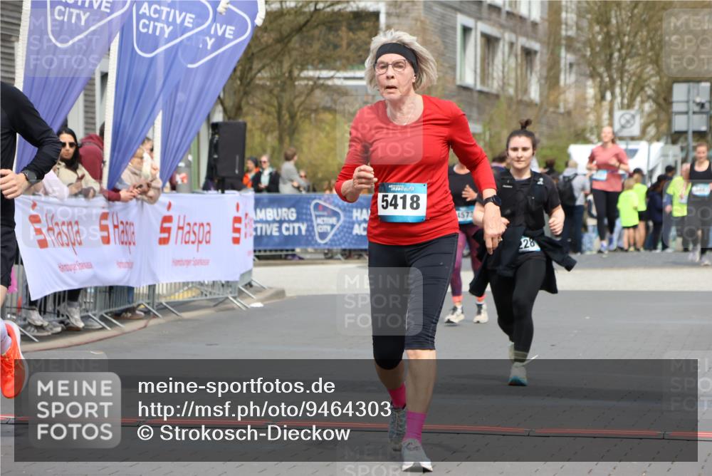 12.04.2026 - 45. Internationalen Wilhelmsburger Insellauf Strokosch-Dieckow http://msf.ph/oto/9464303 12.04.2026 13:14:44 Ziel 5418, 5481, 4228 meine-sportfotos.de