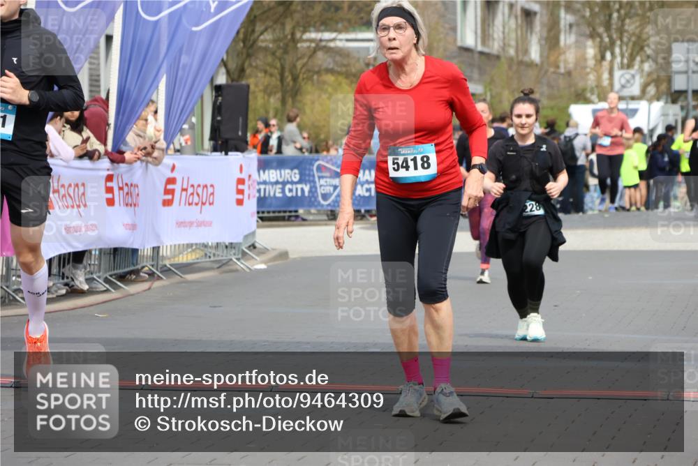 12.04.2026 - 45. Internationalen Wilhelmsburger Insellauf Strokosch-Dieckow http://msf.ph/oto/9464309 12.04.2026 13:14:44 Ziel 5418, 5481, 4228 meine-sportfotos.de