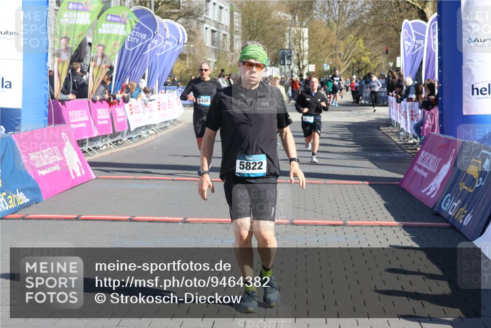 12.04.2026 - 45. Internationalen Wilhelmsburger Insellauf Strokosch-Dieckow http://msf.ph/oto/9464382 12.04.2026 10:56:19 Ziel 3118, 5822, 3488, 2797, 2796 meine-sportfotos.de