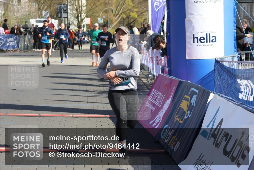 12.04.2026 - 45. Internationalen Wilhelmsburger Insellauf Strokosch-Dieckow http://msf.ph/oto/9464442 12.04.2026 10:56:28 Ziel 2921, 2808, 3916 meine-sportfotos.de