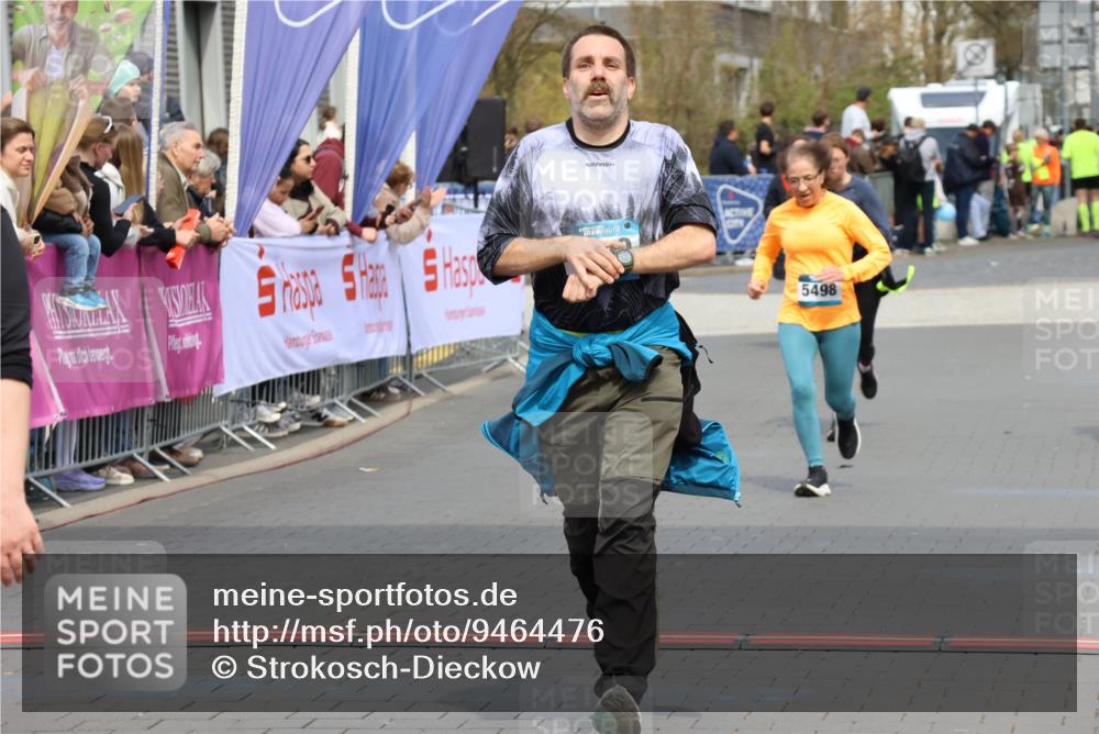 12.04.2026 - 45. Internationalen Wilhelmsburger Insellauf Strokosch-Dieckow http://msf.ph/oto/9464476 12.04.2026 13:14:18 Ziel 5340, 2999, 5498, 4465, 5350 meine-sportfotos.de