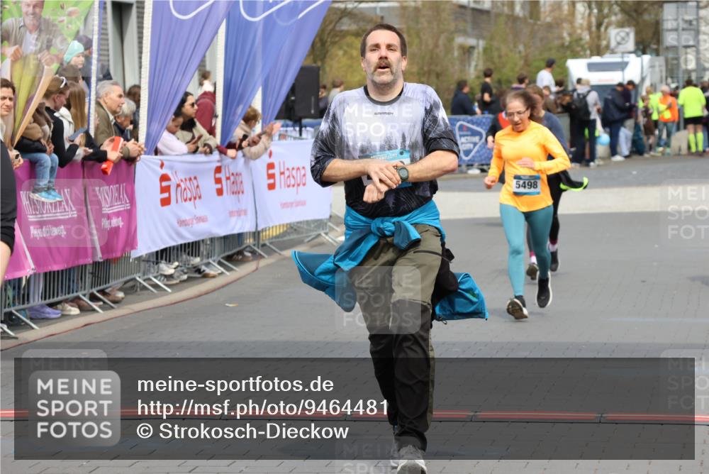 12.04.2026 - 45. Internationalen Wilhelmsburger Insellauf Strokosch-Dieckow http://msf.ph/oto/9464481 12.04.2026 13:14:18 Ziel 5340, 2999, 5498, 4465, 5350 meine-sportfotos.de