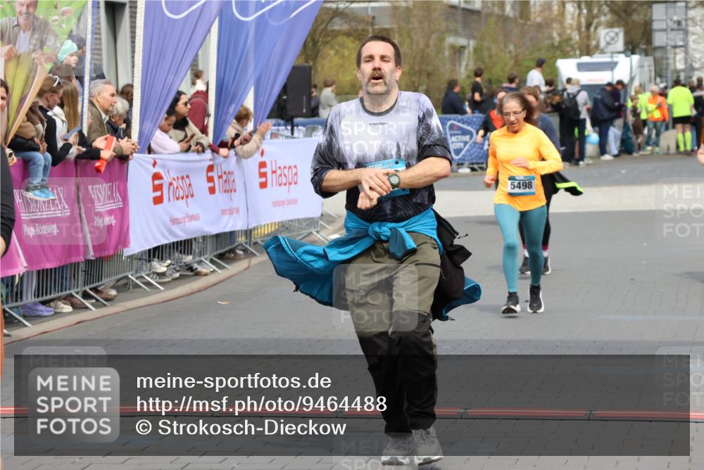 12.04.2026 - 45. Internationalen Wilhelmsburger Insellauf Strokosch-Dieckow http://msf.ph/oto/9464488 12.04.2026 13:14:18 Ziel 5340, 2999, 5498, 4465, 5350 meine-sportfotos.de