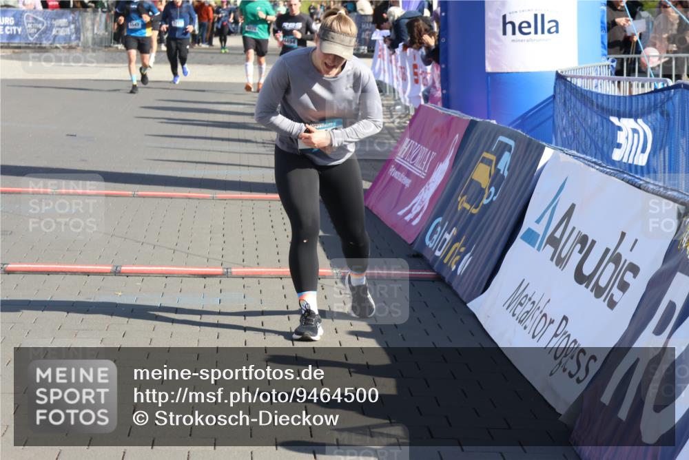 12.04.2026 - 45. Internationalen Wilhelmsburger Insellauf Strokosch-Dieckow http://msf.ph/oto/9464500 12.04.2026 10:56:29 Ziel 2808, 3916 meine-sportfotos.de