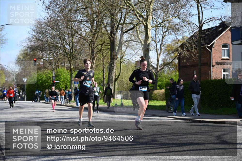 12.04.2026 - 45. Internationalen Wilhelmsburger Insellauf J. Mangold http://msf.ph/oto/9464506 12.04.2026 10:55:05 Ziel 5660, 5317, 2821, 2855, 4585, 2324, 4636, 5006, 5333, 4056, 5334, 4197, 5747, 5773, 5835, 5773, 5835, 5268, 4500, 4714, 3175, 4298, 5557 meine-sportfotos.de