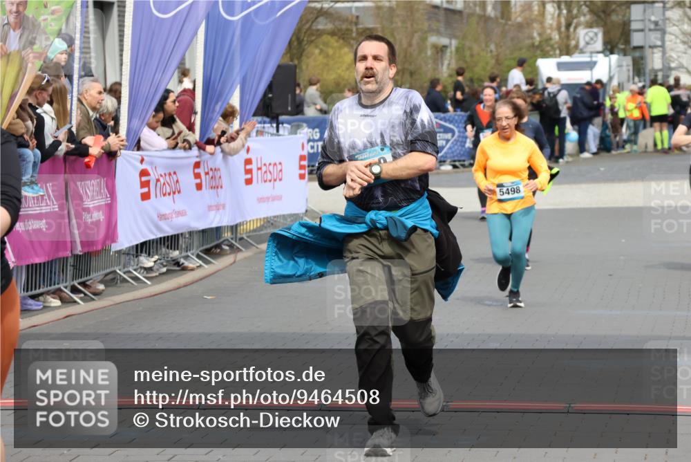 12.04.2026 - 45. Internationalen Wilhelmsburger Insellauf Strokosch-Dieckow http://msf.ph/oto/9464508 12.04.2026 13:14:18 Ziel 5340, 2999, 5498, 4465, 5350 meine-sportfotos.de