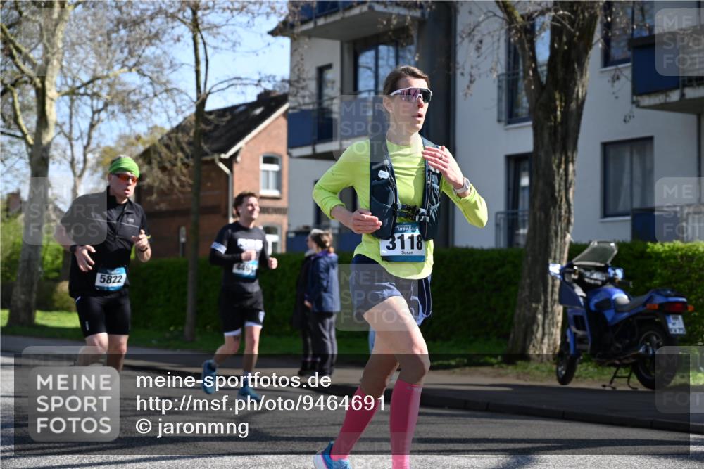 12.04.2026 - 45. Internationalen Wilhelmsburger Insellauf J. Mangold http://msf.ph/oto/9464691 12.04.2026 10:55:48 Ziel 3175, 4298, 5557, 2349, 3118, 5822, 3488, 2797, 2796, 2921, 2808, 3916, 3916, 4494, 5047, 4070, 5771, 4549, 4717, 2055, 5512, 2220, 4158 meine-sportfotos.de