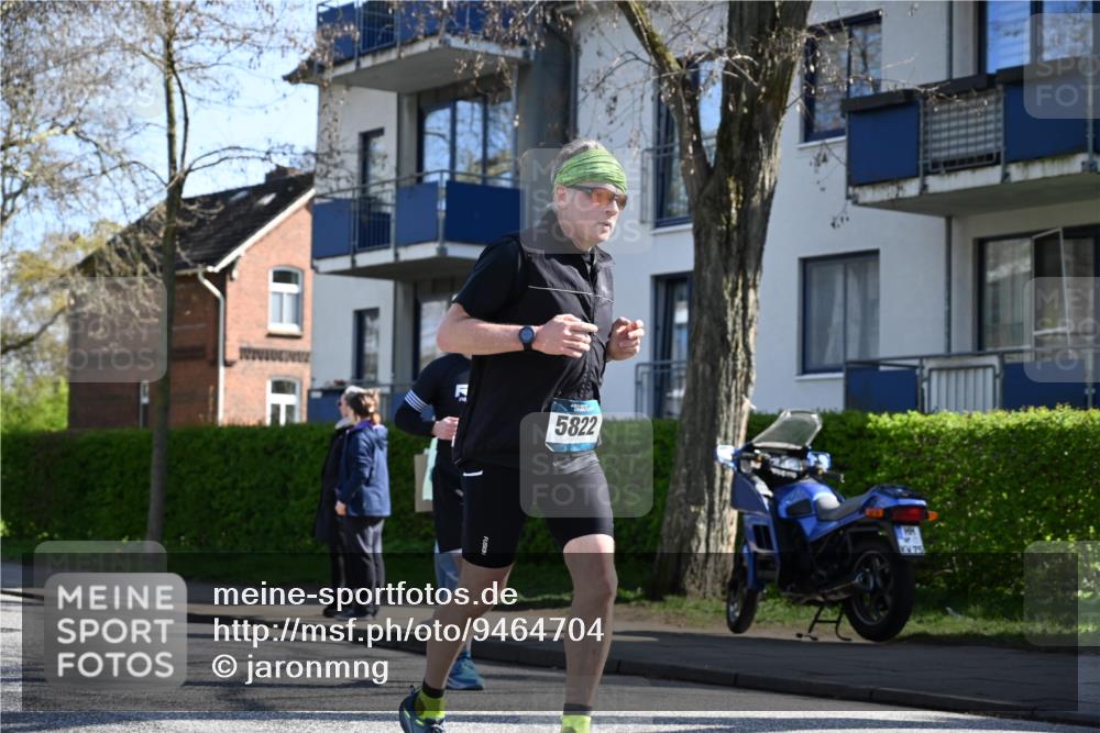 12.04.2026 - 45. Internationalen Wilhelmsburger Insellauf J. Mangold http://msf.ph/oto/9464704 12.04.2026 10:55:49 Ziel 3175, 4298, 5557, 2349, 3118, 5822, 3488, 2797, 2796, 2921, 2808, 3916, 4494, 5047, 4070, 5771, 4549, 4717, 2055, 5512, 2220, 4158 meine-sportfotos.de