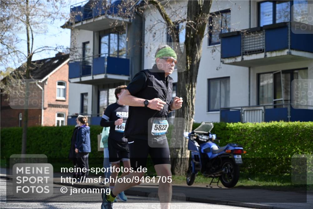 12.04.2026 - 45. Internationalen Wilhelmsburger Insellauf J. Mangold http://msf.ph/oto/9464705 12.04.2026 10:55:49 Ziel 3175, 4298, 5557, 2349, 3118, 5822, 3488, 2797, 2796, 2921, 2808, 3916, 4494, 5047, 4070, 5771, 4549, 4717, 2055, 5512, 2220, 4158 meine-sportfotos.de