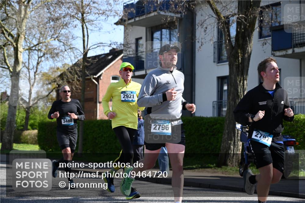 12.04.2026 - 45. Internationalen Wilhelmsburger Insellauf J. Mangold http://msf.ph/oto/9464720 12.04.2026 10:55:53 Ziel 2349, 3118, 5822, 3488, 2797, 2796, 2921, 2808, 3916, 4494, 5047, 4070, 5771, 4549, 4717, 2055, 2055, 5512, 2220, 4158, 2133, 2754, 4155 meine-sportfotos.de