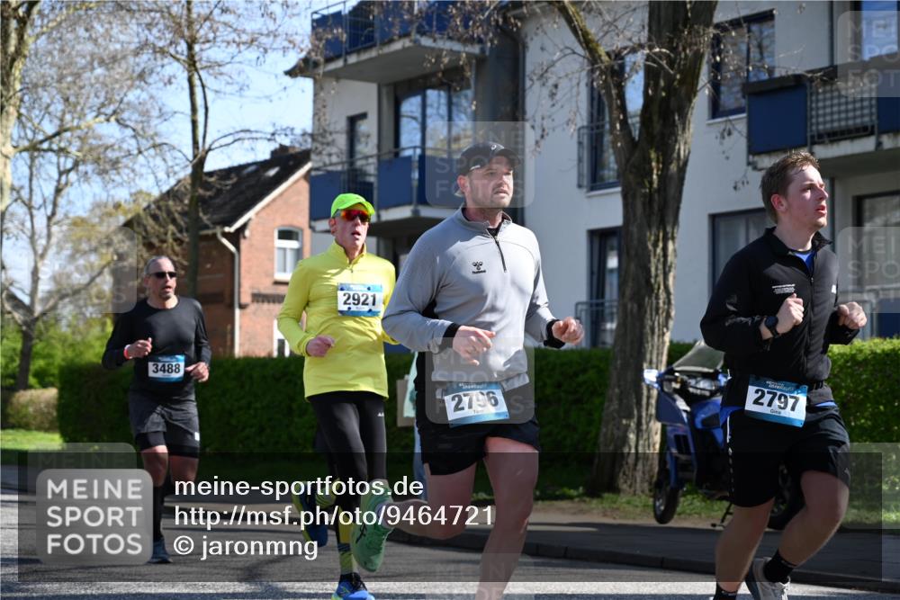 12.04.2026 - 45. Internationalen Wilhelmsburger Insellauf J. Mangold http://msf.ph/oto/9464721 12.04.2026 10:55:54 Ziel 2349, 3118, 5822, 3488, 2797, 2796, 2921, 2808, 3916, 4494, 5047, 4070, 5771, 4549, 4717, 2055, 5512, 2220, 4158, 2133, 2754, 4155, 2795 meine-sportfotos.de