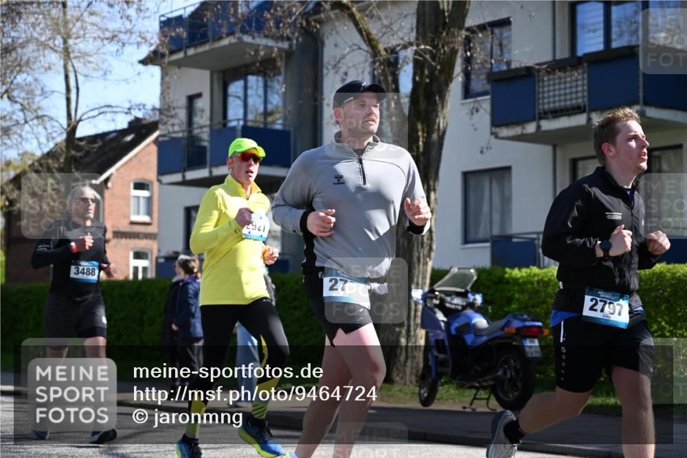 12.04.2026 - 45. Internationalen Wilhelmsburger Insellauf J. Mangold http://msf.ph/oto/9464724 12.04.2026 10:55:54 Ziel 2349, 3118, 5822, 3488, 2797, 2796, 2921, 2808, 3916, 4494, 5047, 4070, 5771, 4549, 4717, 2055, 5512, 2220, 4158, 2133, 2754, 4155, 2795 meine-sportfotos.de