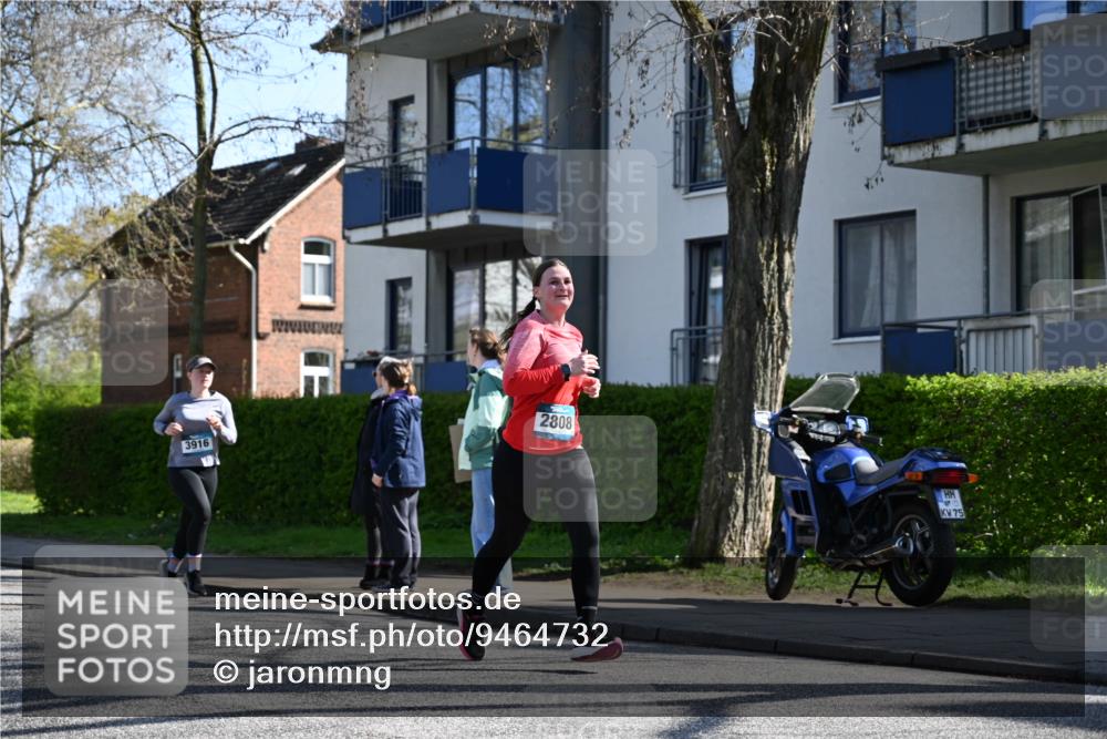 12.04.2026 - 45. Internationalen Wilhelmsburger Insellauf J. Mangold http://msf.ph/oto/9464732 12.04.2026 10:55:59 Ziel 3118, 5822, 3488, 2797, 2796, 2921, 2808, 3916, 4494, 5047, 4070, 5771, 4549, 4717, 2055, 5512, 2220, 4158, 2133, 2754, 4155, 2795, 3917, 5319, 5352 meine-sportfotos.de