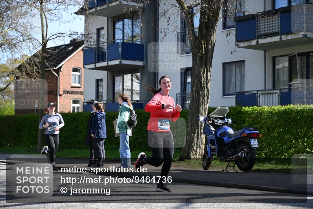 12.04.2026 - 45. Internationalen Wilhelmsburger Insellauf J. Mangold http://msf.ph/oto/9464736 12.04.2026 10:55:59 Ziel 3118, 5822, 3488, 2797, 2796, 2921, 2808, 3916, 4494, 5047, 4070, 5771, 4549, 4717, 2055, 5512, 2220, 4158, 2133, 2754, 4155, 2795, 3917, 5319, 5352 meine-sportfotos.de