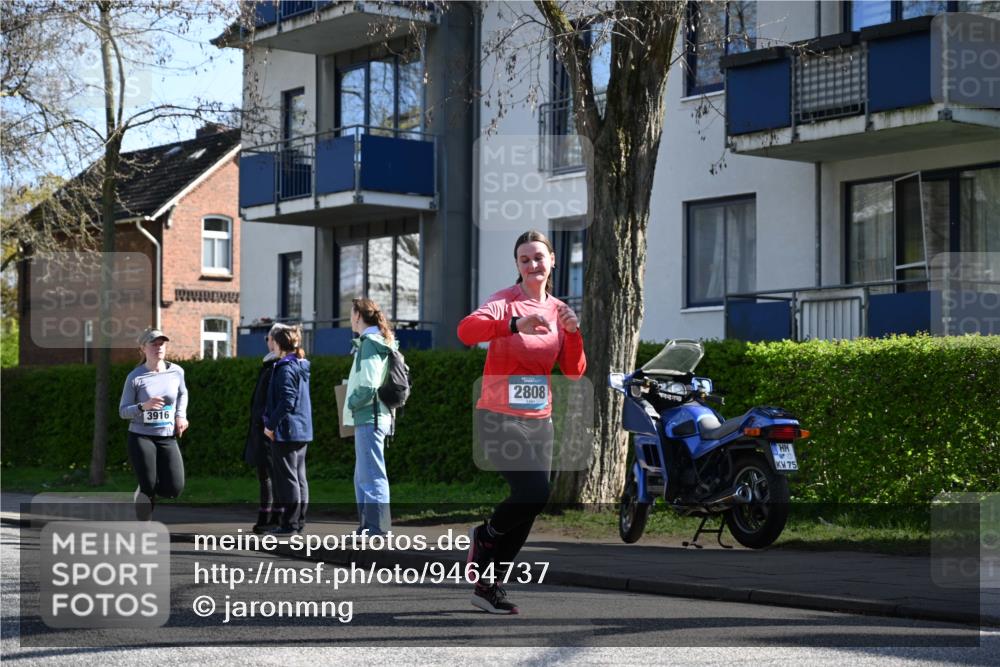 12.04.2026 - 45. Internationalen Wilhelmsburger Insellauf J. Mangold http://msf.ph/oto/9464737 12.04.2026 10:55:59 Ziel 3118, 5822, 3488, 2797, 2796, 2921, 2808, 3916, 4494, 5047, 4070, 5771, 4549, 4717, 2055, 5512, 2220, 4158, 2133, 2754, 4155, 2795, 3917, 5319, 5352 meine-sportfotos.de
