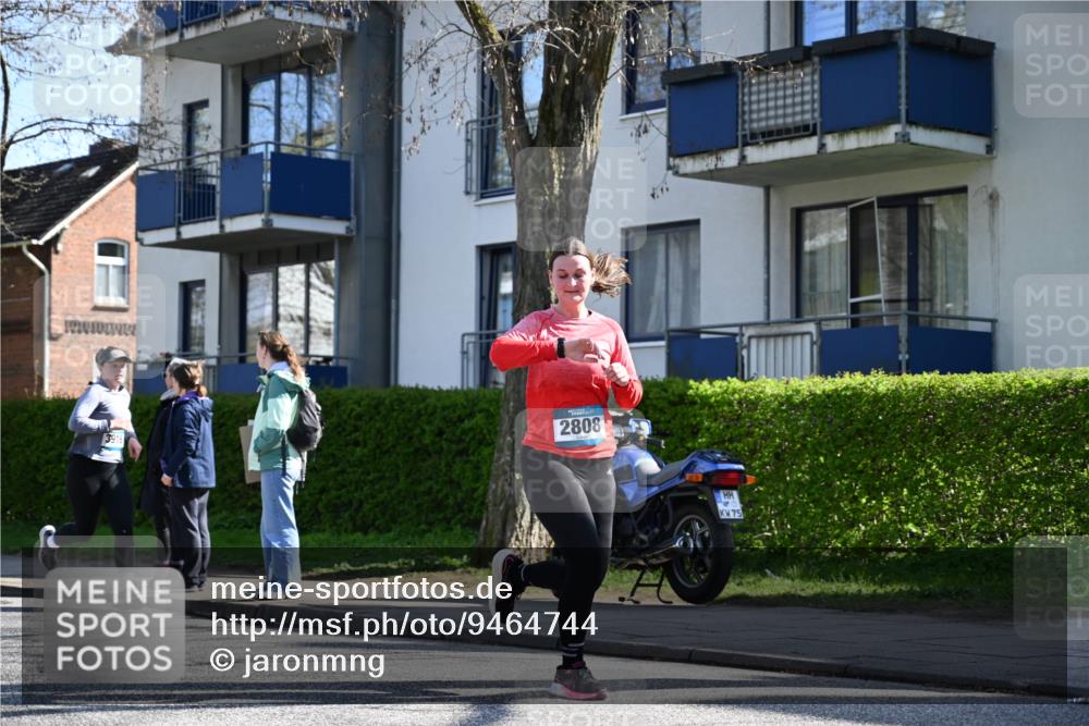 12.04.2026 - 45. Internationalen Wilhelmsburger Insellauf J. Mangold http://msf.ph/oto/9464744 12.04.2026 10:55:59 Ziel 3118, 5822, 3488, 2797, 2796, 2921, 2808, 3916, 4494, 5047, 4070, 5771, 4549, 4717, 2055, 5512, 2220, 4158, 2133, 2754, 4155, 2795, 3917, 5319, 5352 meine-sportfotos.de