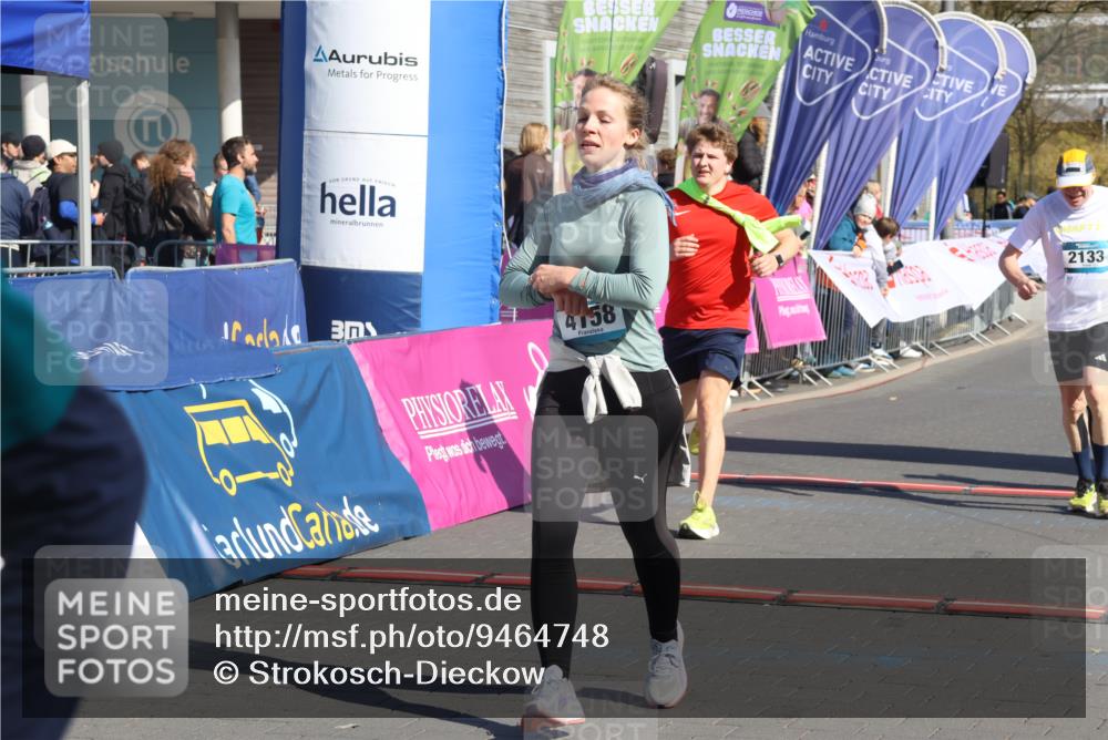 12.04.2026 - 45. Internationalen Wilhelmsburger Insellauf Strokosch-Dieckow http://msf.ph/oto/9464748 12.04.2026 10:56:53 Ziel 4158, 2133, 2754, 4155 meine-sportfotos.de