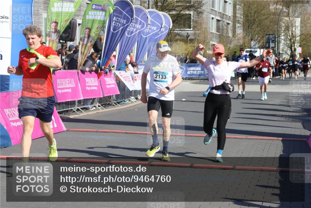 12.04.2026 - 45. Internationalen Wilhelmsburger Insellauf Strokosch-Dieckow http://msf.ph/oto/9464760 12.04.2026 10:56:54 Ziel 4158, 2133, 2754, 4155, 2795 meine-sportfotos.de
